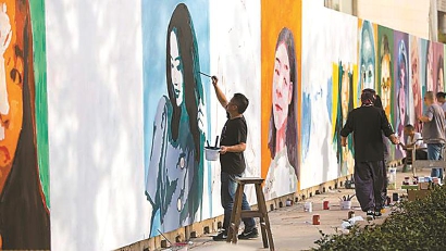 上海竖起"幸福墙" 100幅人像彩绘讲述人